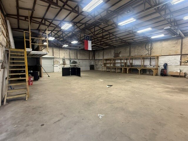 More Photos Of 6659 Denver Industrial Park Rd, Denver Service For Lease