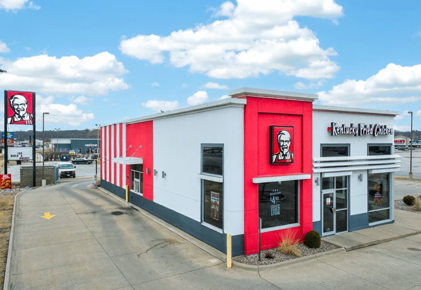 More Photos Of 4440 16th St, Moline Freestanding For Sale