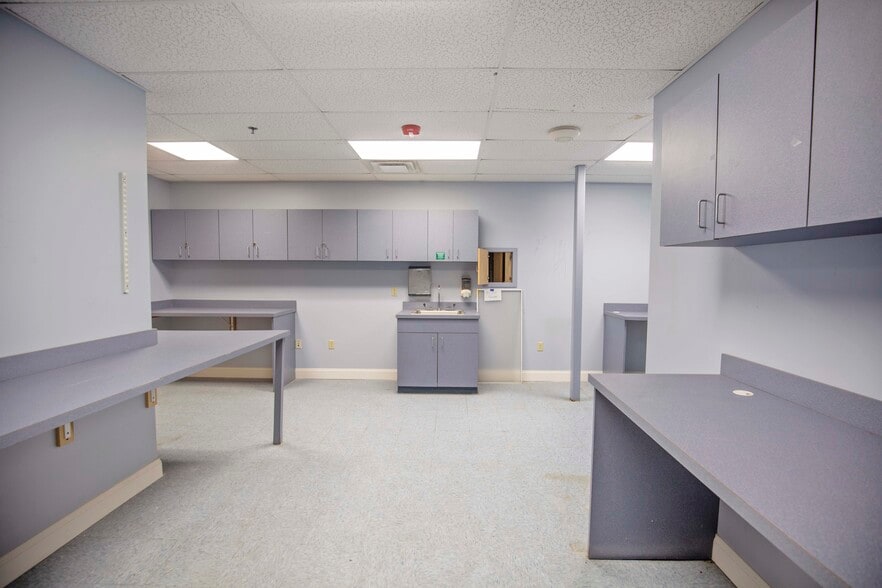 More Photos Of 254 N Broadway, Salem Storefront Retail Office For Sale