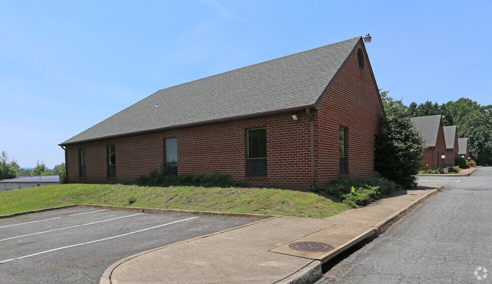 More Photos Of 3042 Berkmar Dr, Charlottesville Office For Lease