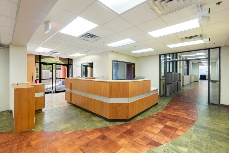 More Photos Of 702 E Grand Ave, Ponca City Office For Sale