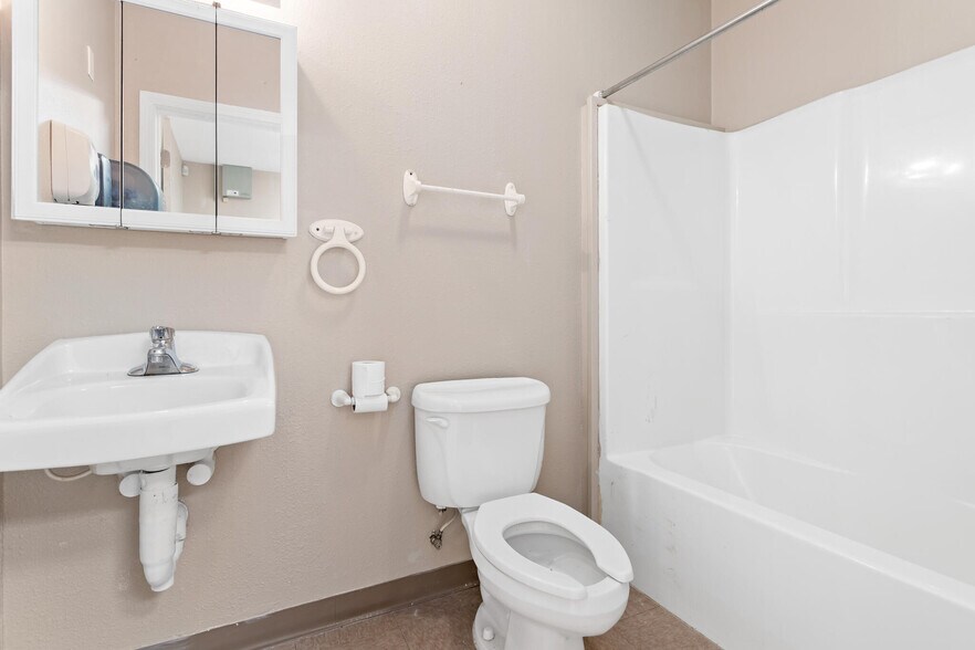 More Photos Of 5140 Gulfway Dr, Sabine Pass Restaurant For Sale