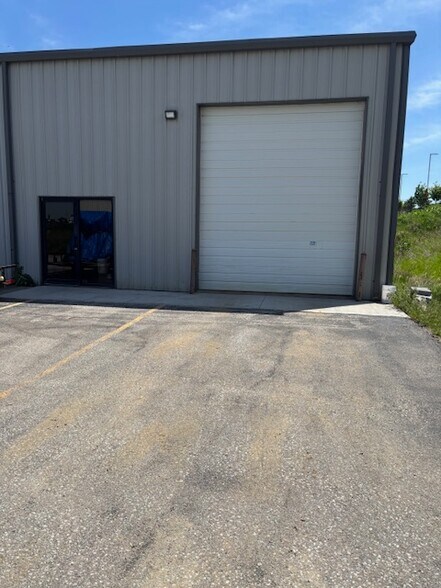 More Photos Of 14805 Custer Rd, Omaha Warehouse For Lease