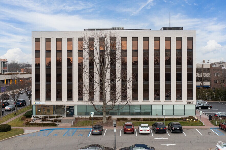 More Photos Of 1050 Franklin Ave, Garden City Office For Lease