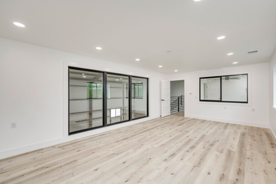 More Photos Of 15210 Fitzhugh Rd, Austin Warehouse For Lease