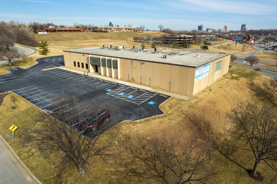More Photos Of 1211 W Cambridge Circle Dr, Kansas City Warehouse For Lease