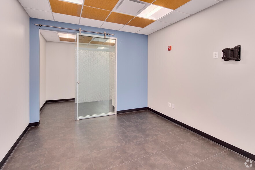 More Photos Of 22365 Broderick Dr, Sterling Medical For Lease