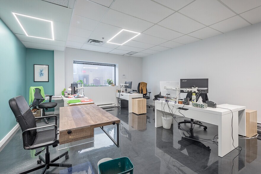 More Photos Of 25 Av Mozart E, Montréal Office For Lease
