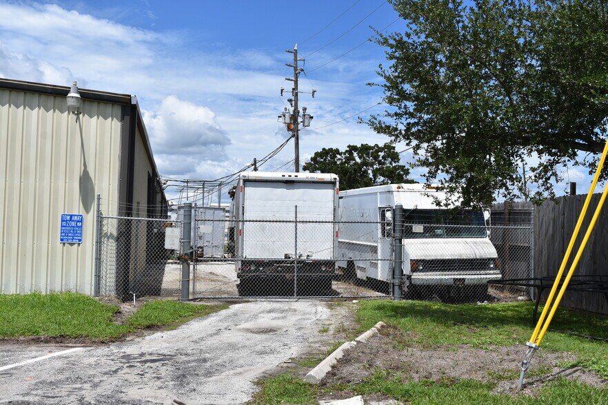 More Photos Of 12295 Automobile Blvd, Clearwater Warehouse For Lease