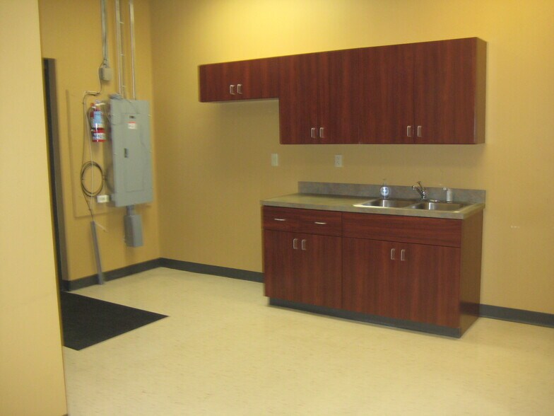 More Photos Of 8913-8923 Veterans Memorial Pky, O'Fallon Office Residential For Lease