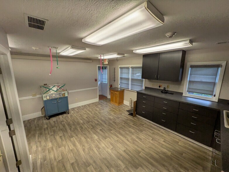 More Photos Of 2527 W Dublin Granville Rd, Columbus Veterinarian Kennel For Sale