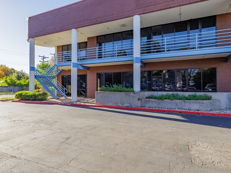 More Photos Of 2579 Western Trails Blvd, Austin Medical For Lease