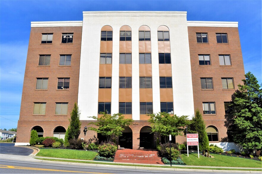More Photos Of 4041 University Dr, Fairfax Medical For Lease