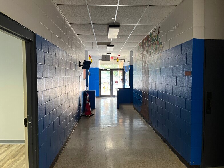 More Photos Of 6612 Arlington Expy, Jacksonville Schools For Lease