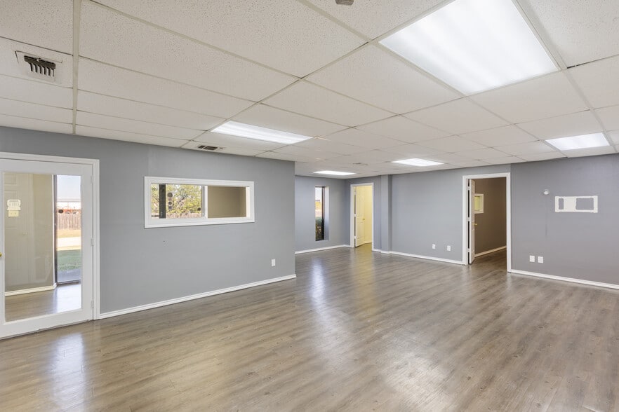 More Photos Of 1200 N Commercial Blvd, Arlington Warehouse For Sale