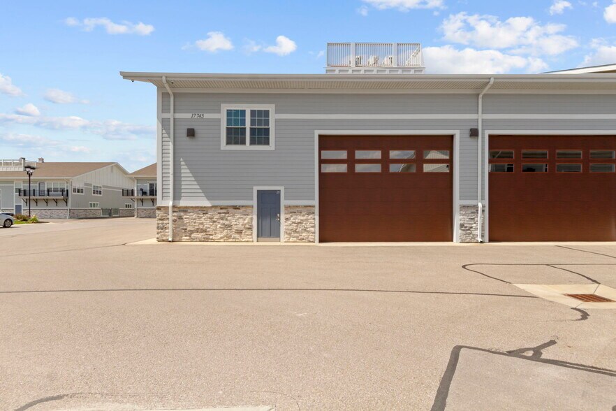 More Photos Of 17745 Motor District Cir, Westfield Showroom For Sale