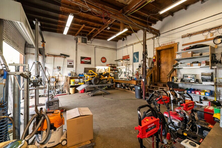 More Photos Of 901 Bay St, Port Orchard Storefront For Sale