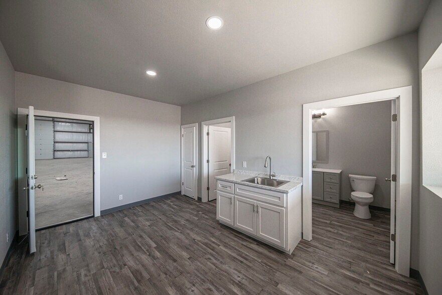 More Photos Of 14010 W Silver Fox Trl, Odessa Warehouse For Lease