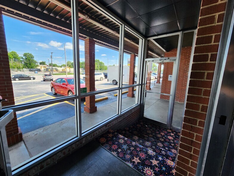 More Photos Of 521 S Glenstone Ave, Springfield General Retail For Lease