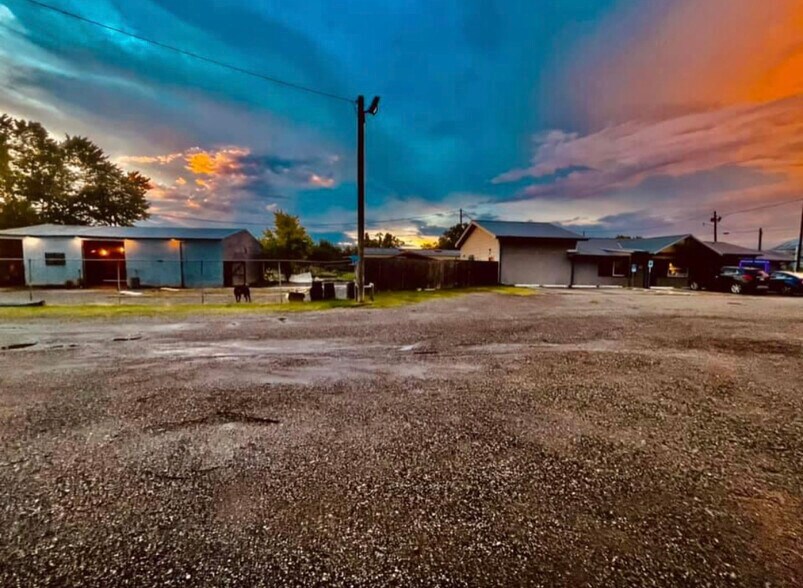 Primary Photo Of 711 N Steele Ave, Cushing Restaurant For Sale