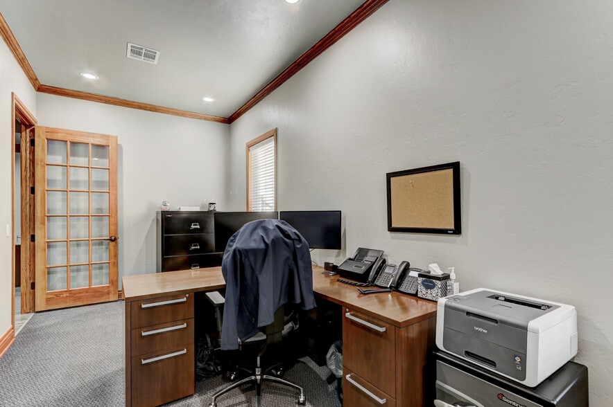 More Photos Of 901-909 Wall St, Norman Office For Sale
