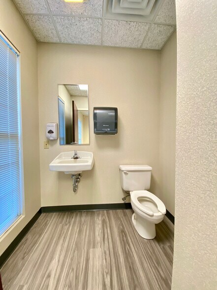 More Photos Of 1107 Statesville Blvd, Salisbury Medical For Lease