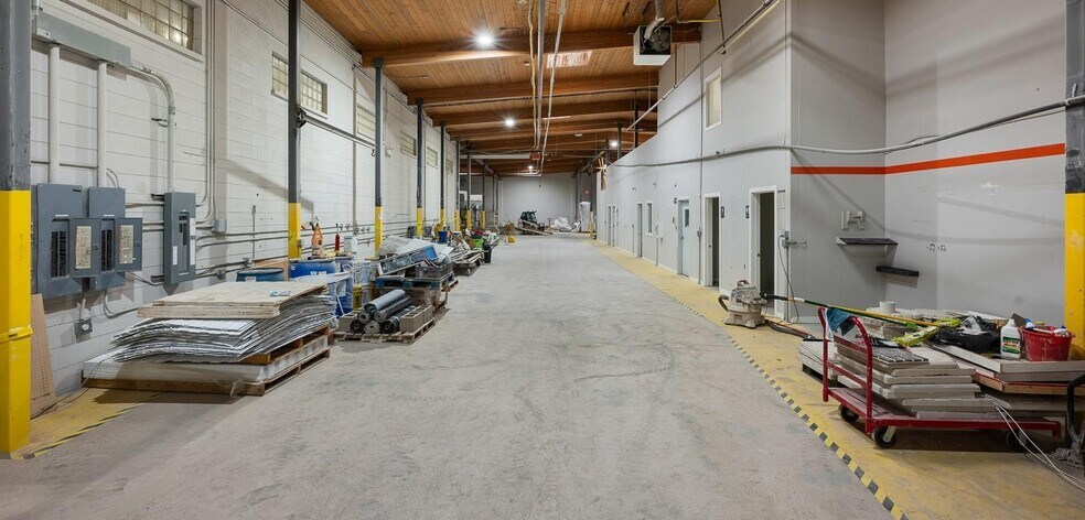 More Photos Of 461 Athabasca St E, Moose Jaw Warehouse For Lease