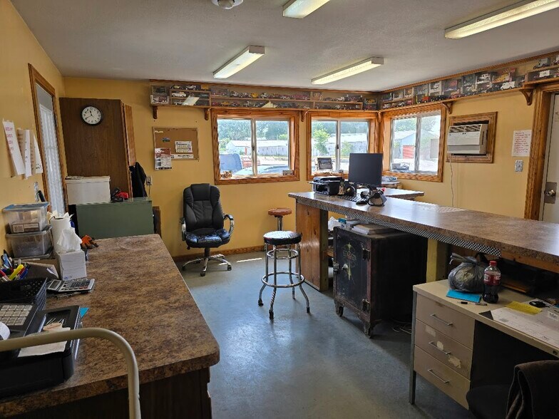 More Photos Of 808 W Walnut St, Fairbury Industrial For Sale