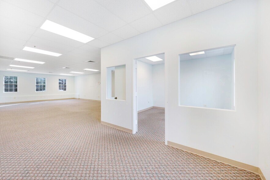 More Photos Of 6134-6138 Redwood Square Ctr, Centreville Medical For Lease