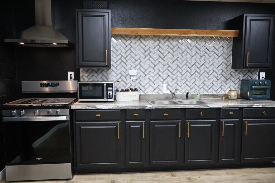 More Photos Of 231 N Main St, Joplin Industrial For Sale