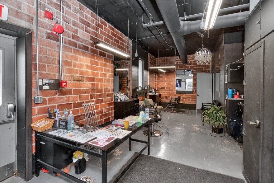 More Photos Of 1017 E 7th St N, Newton Office For Sale