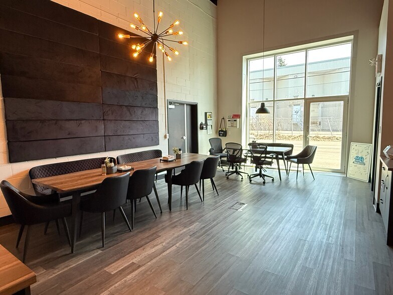 More Photos Of 138 Rue De La Barre, Boucherville Warehouse For Sale