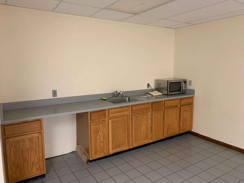 More Photos Of 6111-6117 Maxtown Rd, Westerville Warehouse For Lease