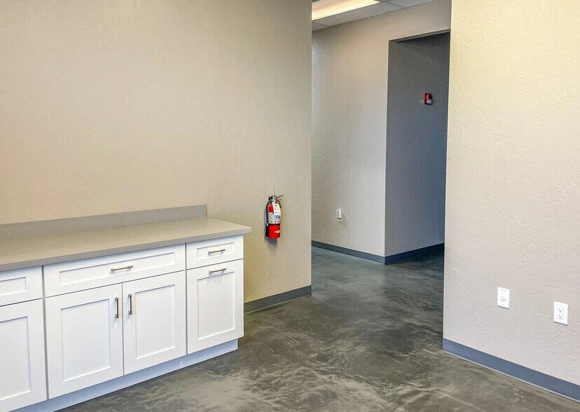 More Photos Of 12455 N 92nd Dr, Peoria Warehouse For Lease