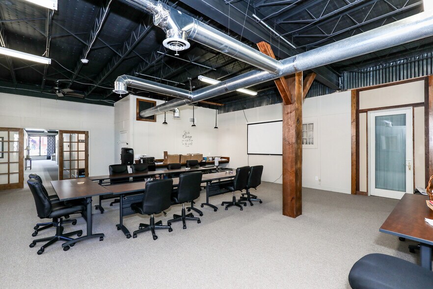 More Photos Of 18 W Currahee St, Toccoa Showroom For Sale