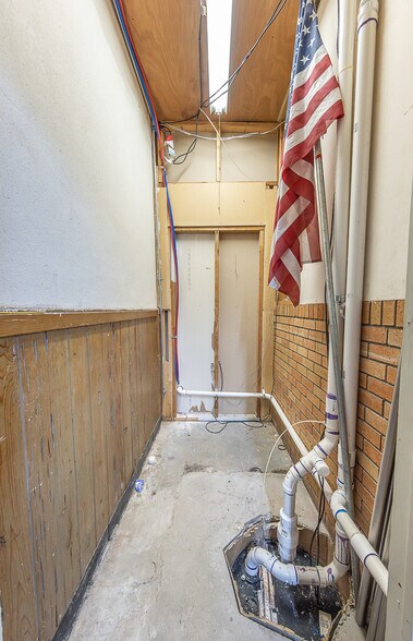 More Photos Of 2621 34th St, Lubbock Freestanding For Sale