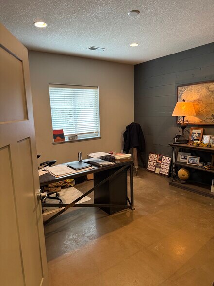 More Photos Of 996 Thornwood Dr, Heath Office For Sale