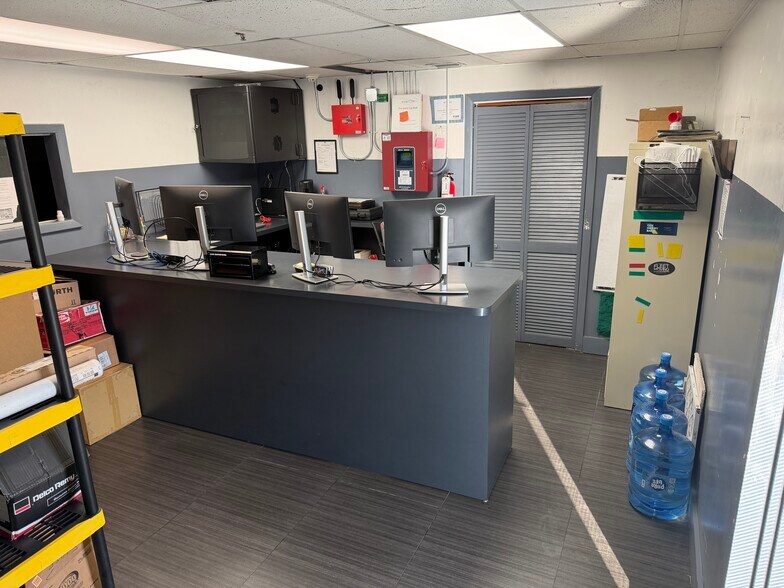 More Photos Of 10650-10660 NW South River Dr, Medley Warehouse For Lease