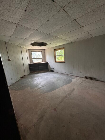 More Photos Of 19 Silver St, Rochester Distribution For Sale