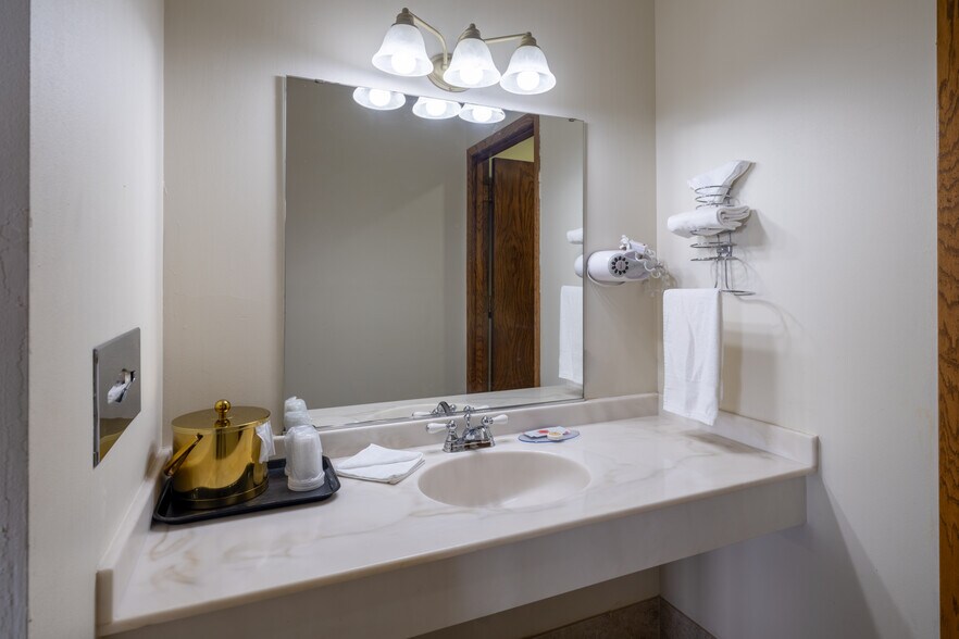 More Photos Of 200 S Pine Ridge Ave, Merrill Hotel For Sale