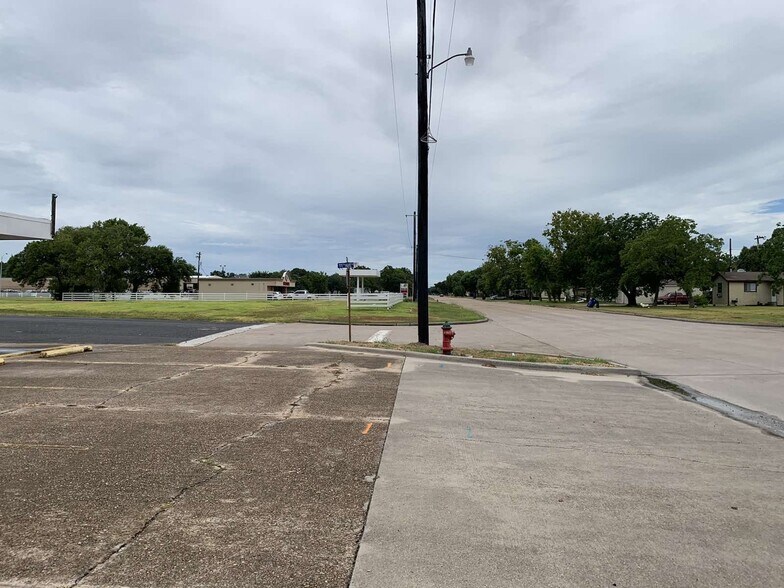 More Photos Of 1031 9th St N, Texas City Storefront For Sale