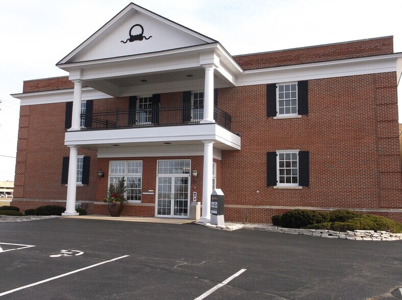 More Photos Of 601 Oregon St, Oshkosh Office For Lease