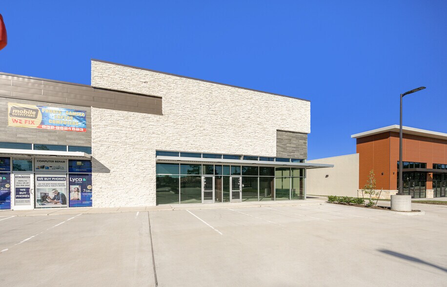 More Photos Of 650 W Rankin Rd, Houston Freestanding For Lease