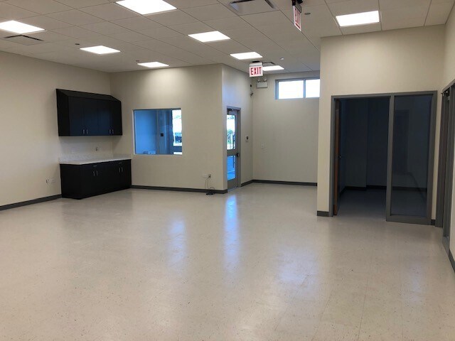 More Photos Of 4653 W Polk St, Chicago Warehouse For Lease