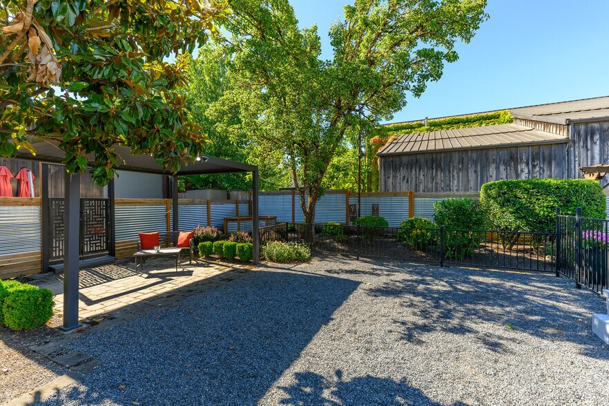 More Photos Of 258 N Kutch St, Carlton Storefront For Lease