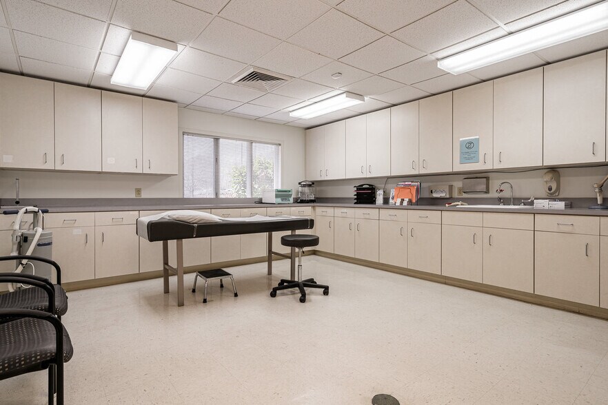 More Photos Of 4331 Churchman Ave, Louisville Medical For Sale