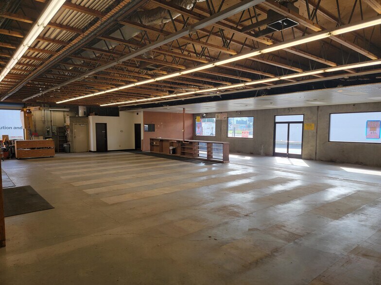 More Photos Of 532 Oregon Way, Longview Auto Repair For Lease
