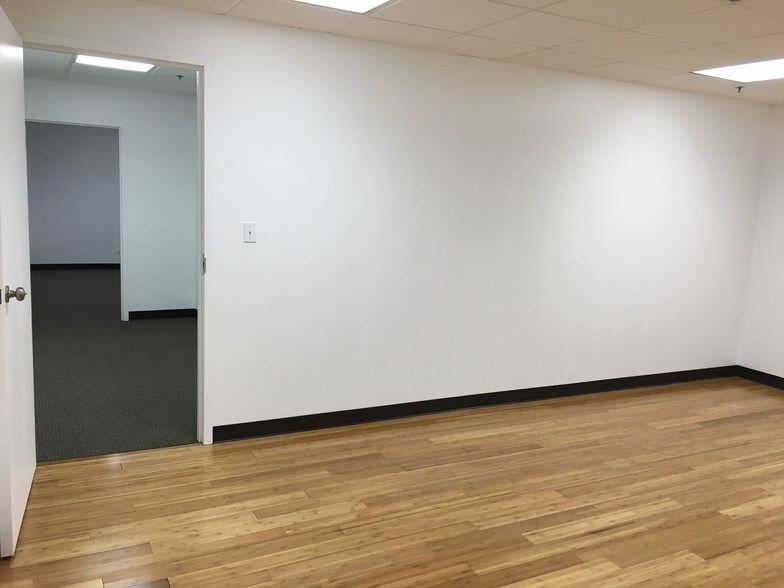 More Photos Of 640 E St. Charles Rd, Carol Stream Medical For Lease