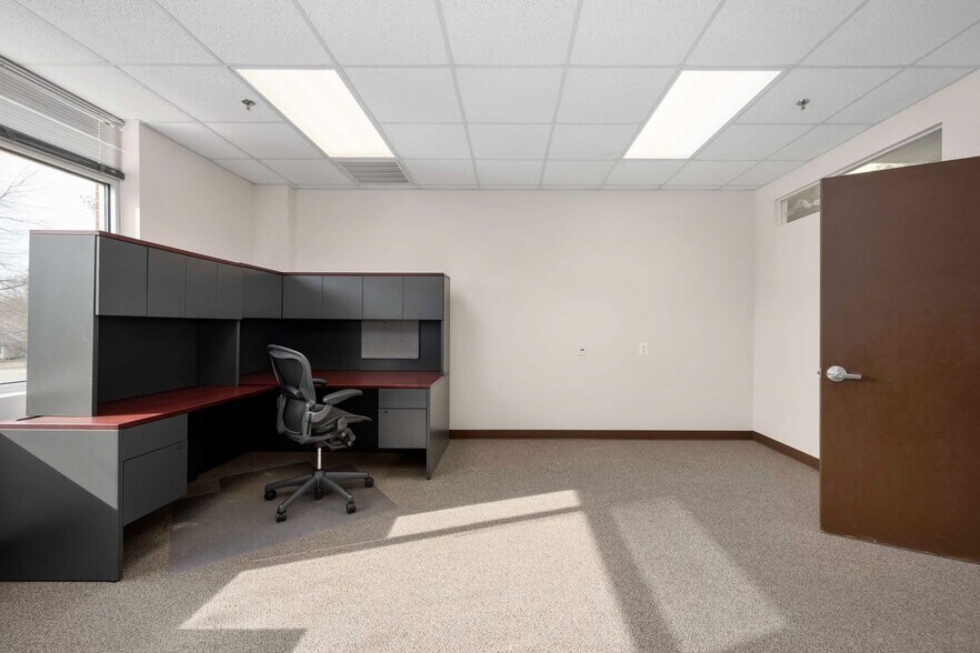 More Photos Of 927 Maple Grove Dr, Fredericksburg Office For Sale