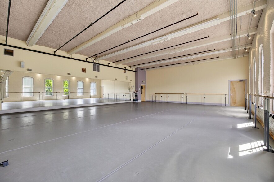 More Photos Of 420 Park St, Housatonic Flex For Sale